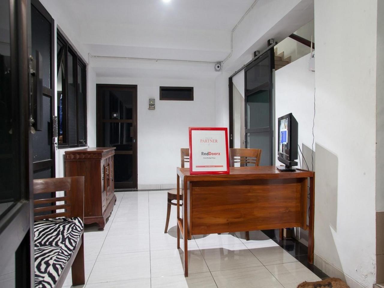 Hotel RedDoorz Syariah near DBL Arena 2 Surabaja Zewnętrze zdjęcie