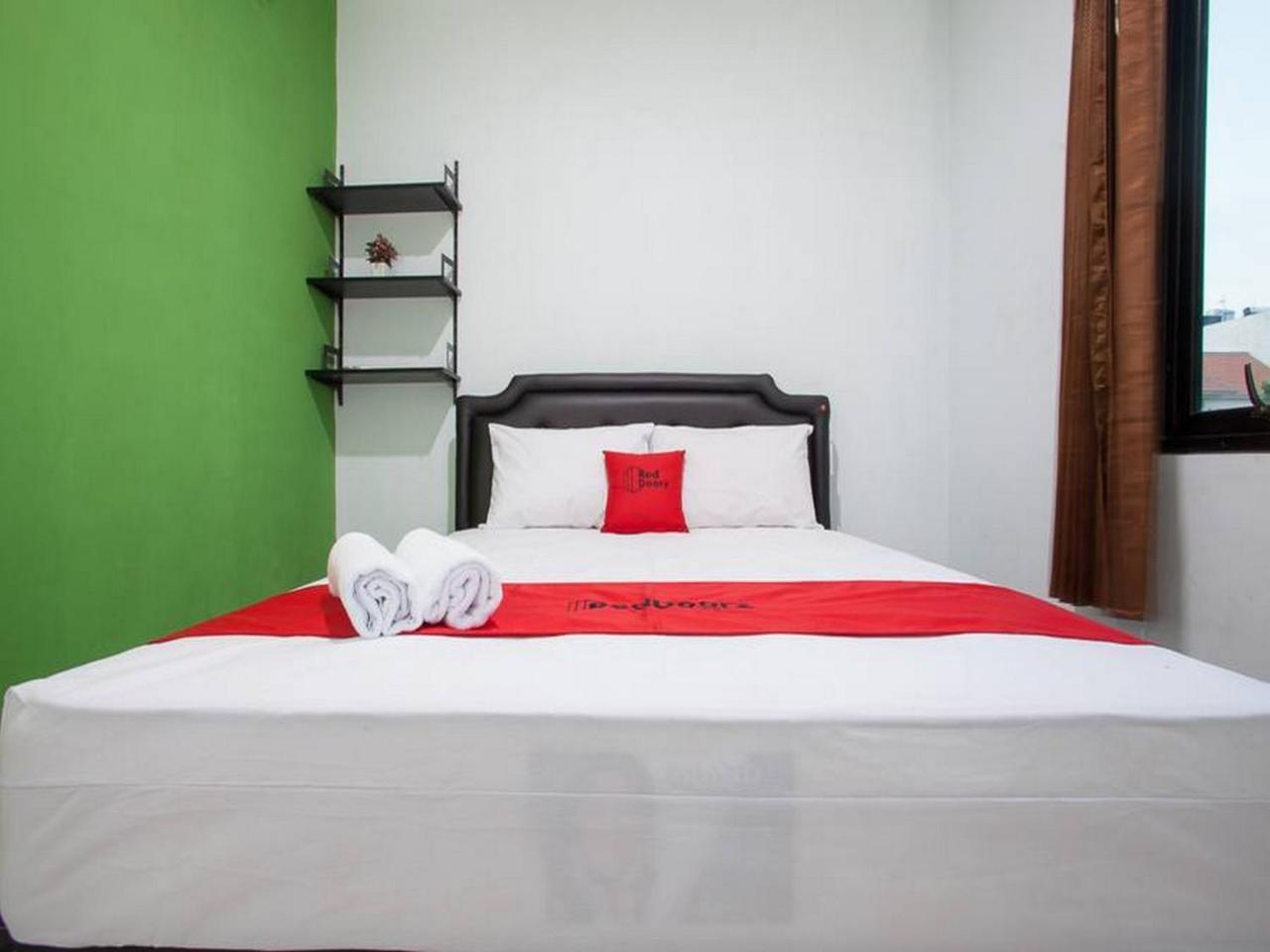 Hotel RedDoorz Syariah near DBL Arena 2 Surabaja Zewnętrze zdjęcie