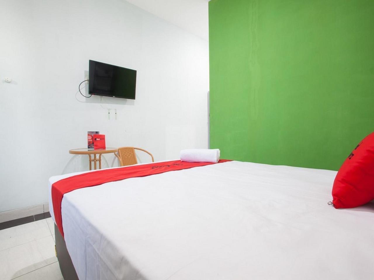 Hotel RedDoorz Syariah near DBL Arena 2 Surabaja Zewnętrze zdjęcie